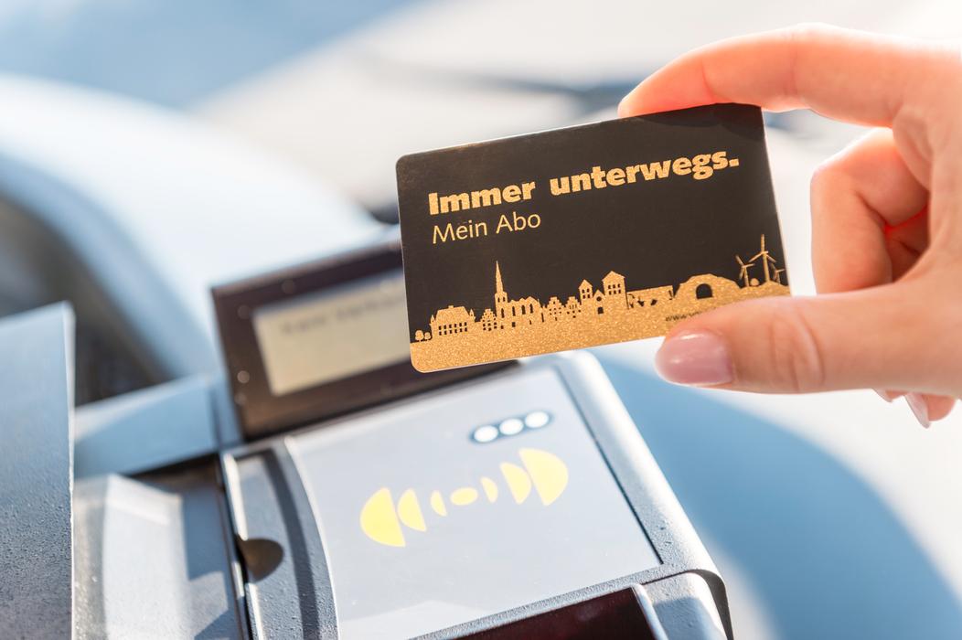 Kunde zeigt Abo Chipkarte der Verkehrsgemeinschaft Osnabrück (VOS) im Bus