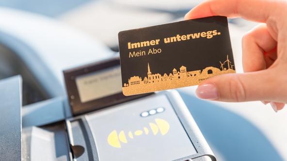 Kunde zeigt Abo Chipkarte der Verkehrsgemeinschaft Osnabrück (VOS) im Bus
