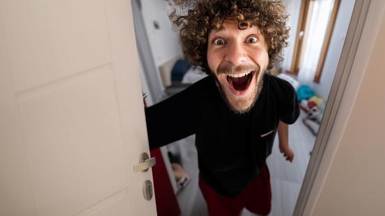 junger Typ bekommt Glasfasertarif der Stadtwerke