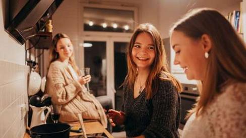 Frauen einer Wohngemeinschaft kochen gemeinsam