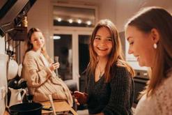Frauen einer Wohngemeinschaft kochen gemeinsam