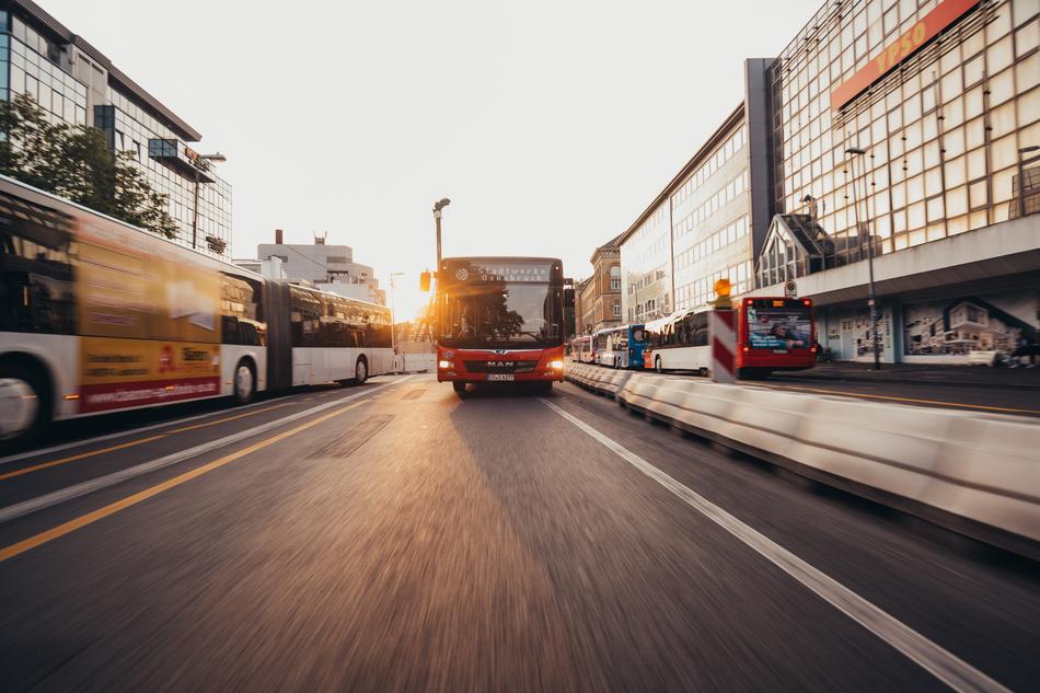 Bus fährt über den Neumarkt