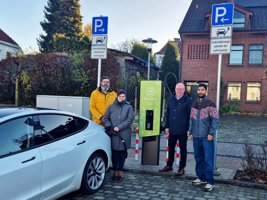 Haben die Schnellladesäule am Johann-Ernst-Hanxleden-Platz in Betrieb genommen: (V.l.) Carsten Klaus, Esther Peddi (beide OPG) sowie Ostercappelns Bürgermeister Erik Ballmeyer und Klimaschutzmanager Frank Bening
