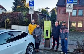 Haben die Schnellladesäule am Johann-Ernst-Hanxleden-Platz in Betrieb genommen: (V.l.) Carsten Klaus, Esther Peddi (beide OPG) sowie Ostercappelns Bürgermeister Erik Ballmeyer und Klimaschutzmanager Frank Bening
