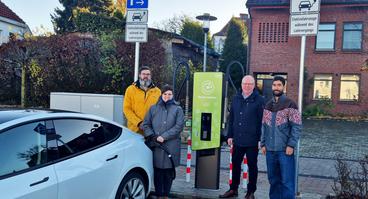 Haben die Schnellladesäule am Johann-Ernst-Hanxleden-Platz in Betrieb genommen: (V.l.) Carsten Klaus, Esther Peddi (beide OPG) sowie Ostercappelns Bürgermeister Erik Ballmeyer und Klimaschutzmanager Frank Bening