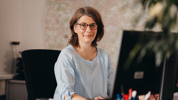 Christiane am Büroarbeitsplatz