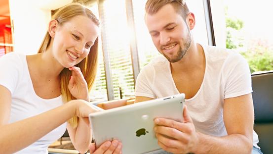 Frau und Mann am Tablet