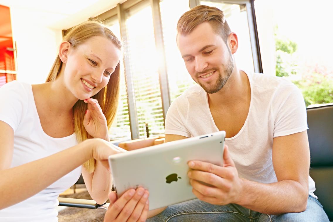 Frau und Mann am Tablet