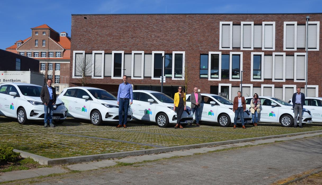 Autos und Projektbeteiligte des Grafschafter E-Carsharing-Angebots zum Projektstart: v.l. Dr. Michael Angrick (Geschäftsführer Nordhorner Versorgungsbetriebe nvb), Dr. Michael Kiehl (Erster Kreisrat Landkreis Grafschaft Bentheim), Lea Hilling (Projektleitung stadtteilauto), Christian Kluck (Geschäftsführer stadtteilauto), Rita Kamlage (Amt für regionale Landesentwicklung), Désirée Grandke (Leader Regionalmanagerin Grafschaft Bentheim) und Stephan Griesehop (Klimaschutzmanager der Grafschaft Bentheim).