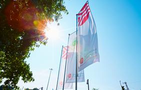 Flaggen vor der Stadtwerke Zentrale in Osnabrück