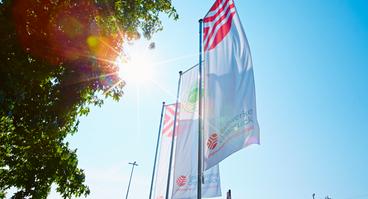 Flaggen vor der Stadtwerke Zentrale in Osnabrück
