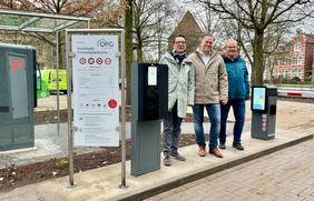 Geben den modernisierten Parkplatz an der Dominikanerkirche wieder frei: Stadtbaurat Thimo Weitemeier (Mitte) mit den OPG-Geschäftsführern Wigand Maethner (l.) und Volker Hänsler.