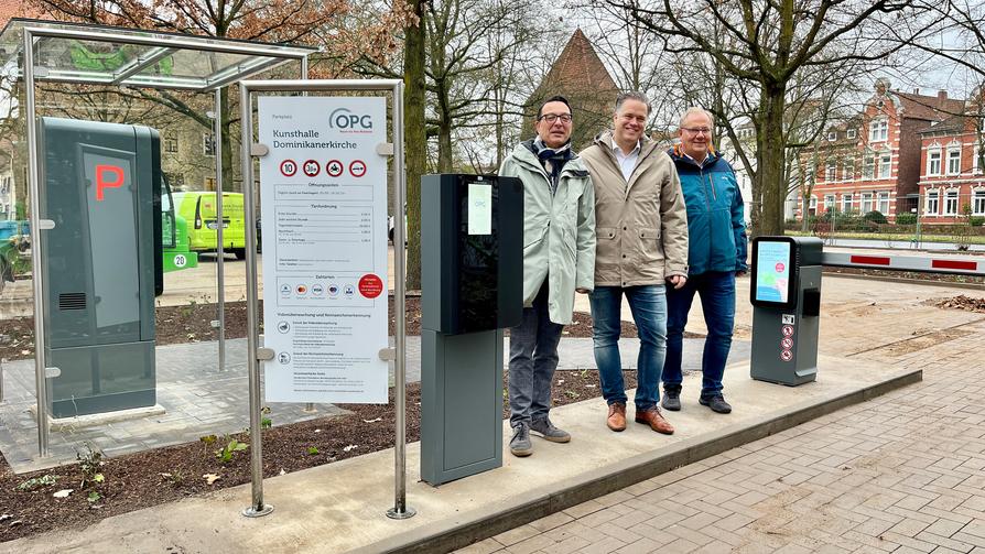 Geben den modernisierten Parkplatz an der Dominikanerkirche wieder frei: Stadtbaurat Thimo Weitemeier (Mitte) mit den OPG-Geschäftsführern Wigand Maethner (l.) und Volker Hänsler.