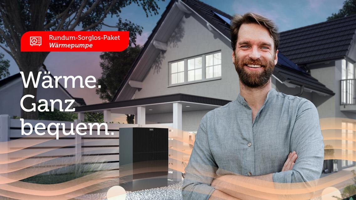 Mann vor Haus mit Wärmepunpe und Solaranlage