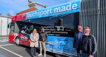 Freuen sich über den neu gestalteten E-Bus im Unterwasser-Design: (v.l.n.r.) Tanja Stiegeler (Geschäftsführerin SWO Mobil), Jens Golenia (Geschäftsführer Golenia Werbung), Danny Helwich und Dirk Lippmann (beide Unterwasserclub Osnabrück e.V.).