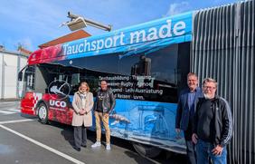 Freuen sich über den neu gestalteten E-Bus im Unterwasser-Design: (v.l.n.r.) Tanja Stiegeler (Geschäftsführerin SWO Mobil), Jens Golenia (Geschäftsführer Golenia Werbung), Danny Helwich und Dirk Lippmann (beide Unterwasserclub Osnabrück e.V.).