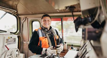 Azubi im Führerhaus der Hafenbahn