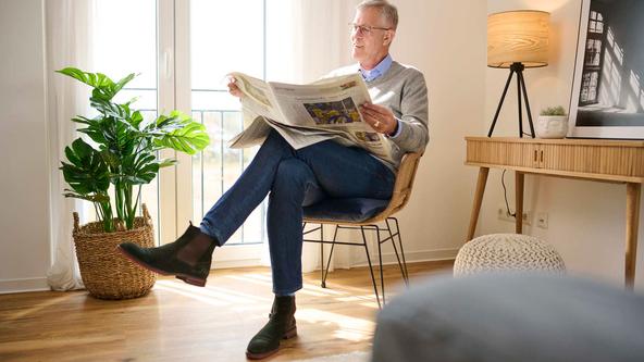 älterer Herr liest Zeitung