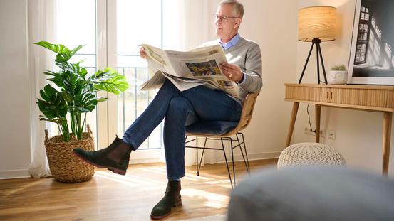 älterer Herr liest Zeitung