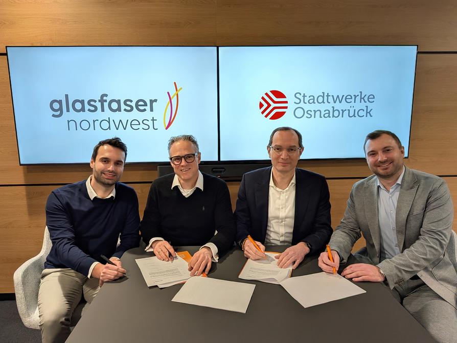 Setzen ihre Unterschrift unter den Glasfaser-Kooperationsvertrag: (V.l.) Martin Saßen (Leiter Markt und Produkte Glasfaser Nordwest), Andreas Mayer (Geschäftsführer Glasfaser Nordwest) sowie Daniel Waschow (Vorstandsvorsitzender Stadtwerke Osnabrück) und Jan-Hendrik Funke (Leiter Energie Stadtwerke Osnabrück).