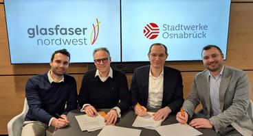 Setzen ihre Unterschrift unter den Glasfaser-Kooperationsvertrag: (V.l.) Martin Saßen (Leiter Markt und Produkte Glasfaser Nordwest), Andreas Mayer (Geschäftsführer Glasfaser Nordwest) sowie Daniel Waschow (Vorstandsvorsitzender Stadtwerke Osnabrück) und Jan-Hendrik Funke (Leiter Energie Stadtwerke Osnabrück).