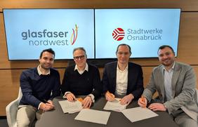 Setzen ihre Unterschrift unter den Glasfaser-Kooperationsvertrag: (V.l.) Martin Saßen (Leiter Markt und Produkte Glasfaser Nordwest), Andreas Mayer (Geschäftsführer Glasfaser Nordwest) sowie Daniel Waschow (Vorstandsvorsitzender Stadtwerke Osnabrück) und Jan-Hendrik Funke (Leiter Energie Stadtwerke Osnabrück).