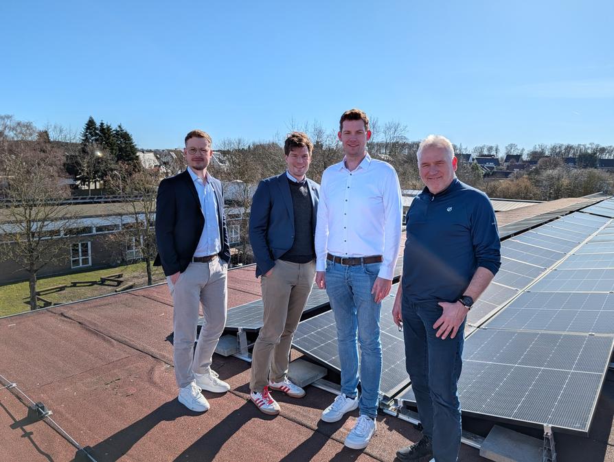 KlimaCent-Sonnenstrom vom eigenen Vereinsdach: (V.l.) Mike Becker (Leiter Energievertrieb Stadtwerke Osnabrück), Hannes Nieland (Geschäftsführer SKM Osnabrück e.V.), André Placke (Projektentwickler Stadtwerke) und Thomas Schulke (Betriebsleiter MÖWE gGmbH). 