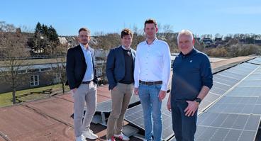 KlimaCent-Sonnenstrom vom eigenen Vereinsdach: (V.l.) Mike Becker (Leiter Energievertrieb Stadtwerke Osnabrück), Hannes Nieland (Geschäftsführer SKM Osnabrück e.V.), André Placke (Projektentwickler Stadtwerke) und Thomas Schulke (Betriebsleiter MÖWE gGmbH). 