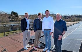 KlimaCent-Sonnenstrom vom eigenen Vereinsdach: (V.l.) Mike Becker (Leiter Energievertrieb Stadtwerke Osnabrück), Hannes Nieland (Geschäftsführer SKM Osnabrück e.V.), André Placke (Projektentwickler Stadtwerke) und Thomas Schulke (Betriebsleiter MÖWE gGmbH). 