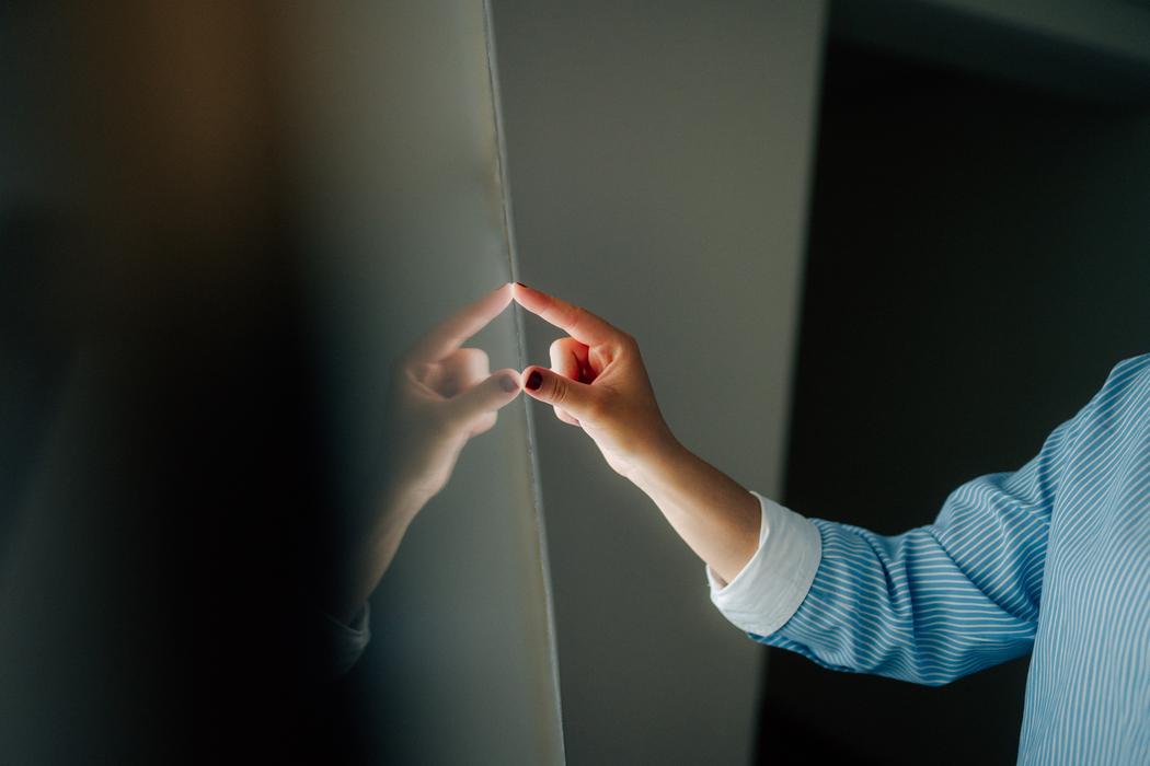 Frau tippt auf einen Bildschirm