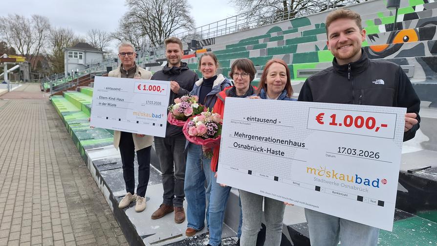 Bei der Scheckübergabe im Moskaubad trafen sich jetzt (v.l.n.r.) Bäderchef Torsten Krier, Christopher Decker, Lotte Furmanek (beide Eltern-Kind-Haus in der Wüste), Petra Brickwedde, Felicitas Sondermann (beide Mehrgenerationenhaus Haste) und Moskaubadleiter Kenneth Fischer. 
