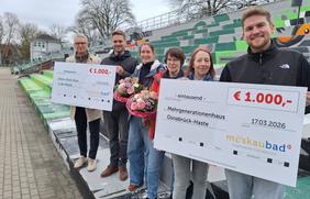 Bei der Scheckübergabe im Moskaubad trafen sich jetzt (v.l.n.r.) Bäderchef Torsten Krier, Christopher Decker, Lotte Furmanek (beide Eltern-Kind-Haus in der Wüste), Petra Brickwedde, Felicitas Sondermann (beide Mehrgenerationenhaus Haste) und Moskaubadleiter Kenneth Fischer. 