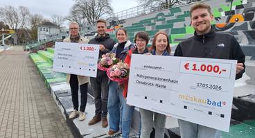 Bei der Scheckübergabe im Moskaubad trafen sich jetzt (v.l.n.r.) Bäderchef Torsten Krier, Christopher Decker, Lotte Furmanek (beide Eltern-Kind-Haus in der Wüste), Petra Brickwedde, Felicitas Sondermann (beide Mehrgenerationenhaus Haste) und Moskaubadleiter Kenneth Fischer. 