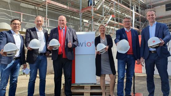 Beim Richtfest Eversheide am 03. Mai 2023 blickten (v.l.n.r.) Wigand Maethner, Holger Clodius (beide Geschäftsführer WiO), Thomas Fillep (Finanzvorstand der Stadt Osnabrück), Susanne Hambürger dos Reis (WiO-Aufsichtsratsvorsitzende), Dr. E.h. Fritz Brickwedde (stellvertretender WiO-Aufsichtsratsvorsitzender) und Nils Köster (Geschäftsführer Köster Bau) in die Zukunft der WiO.