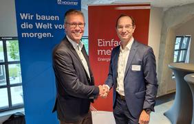Arbeiten bei der Wärmeversorgung für das Lok-Viertel zusammen: (V.l.) Dr. Joachim von Lukowicz, Geschäftsführung HOCHTIEF PPP Solutions Operations GmbH, und Stadtwerke-Vorstandsvorsitzender Daniel Waschow. 