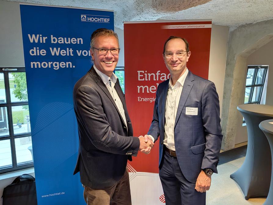 Arbeiten bei der Wärmeversorgung für das Lok-Viertel zusammen: (V.l.) Dr. Joachim von Lukowicz, Geschäftsführung HOCHTIEF PPP Solutions Operations GmbH, und Stadtwerke-Vorstandsvorsitzender Daniel Waschow. 