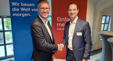 Arbeiten bei der Wärmeversorgung für das Lok-Viertel zusammen: (V.l.) Dr. Joachim von Lukowicz, Geschäftsführung HOCHTIEF PPP Solutions Operations GmbH, und Stadtwerke-Vorstandsvorsitzender Daniel Waschow. 