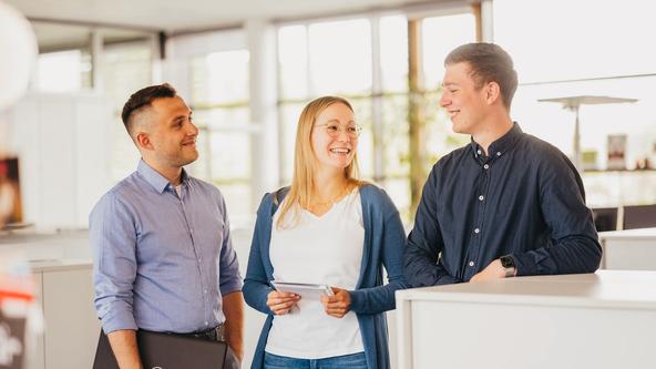 Studierende im Gespräch im Büro
