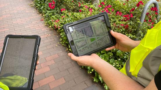 Planung Glasfaserausbau anhand einer Karte auf dem Tablet