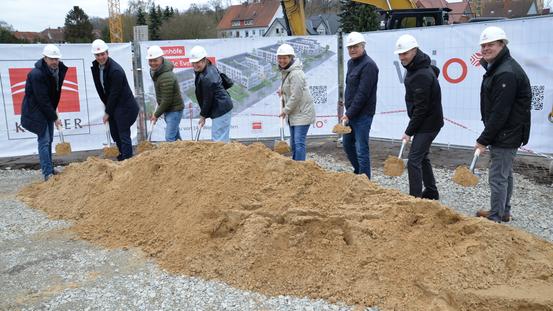 Den 1. Spatenstich in der Eversheide setzten am 6. April 2022 (v.l.n.r.) Holger Clodius (WiO-Geschäftsführer), Nils Köster (Geschäftsführer Firma Köster), Sascha Gelhot (Fa. Köster), Anja Ruthemann-Thies (SWO), Susanne Hambürger dos Reis (WiO-Aufsichtsratsvorsitzende), Dr. Fritz Brickwedde (stellvertr. WiO-Aufsichtsratsvorsitzender), Marco Lange und Christoph Bolte (beide SWO). 