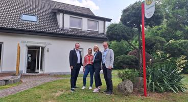Ingmar Bojes, Lena-Marie Berg, Katharina Pötter und Dirk Eichholz vor dem Gebäude der Stadtwerke-Azubi-WG.