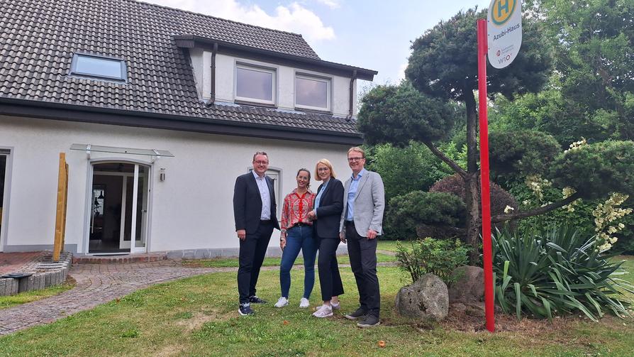 Ingmar Bojes, Lena-Marie Berg, Katharina Pötter und Dirk Eichholz vor dem Gebäude der Stadtwerke-Azubi-WG.