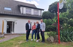 Ingmar Bojes, Lena-Marie Berg, Katharina Pötter und Dirk Eichholz vor dem Gebäude der Stadtwerke-Azubi-WG.