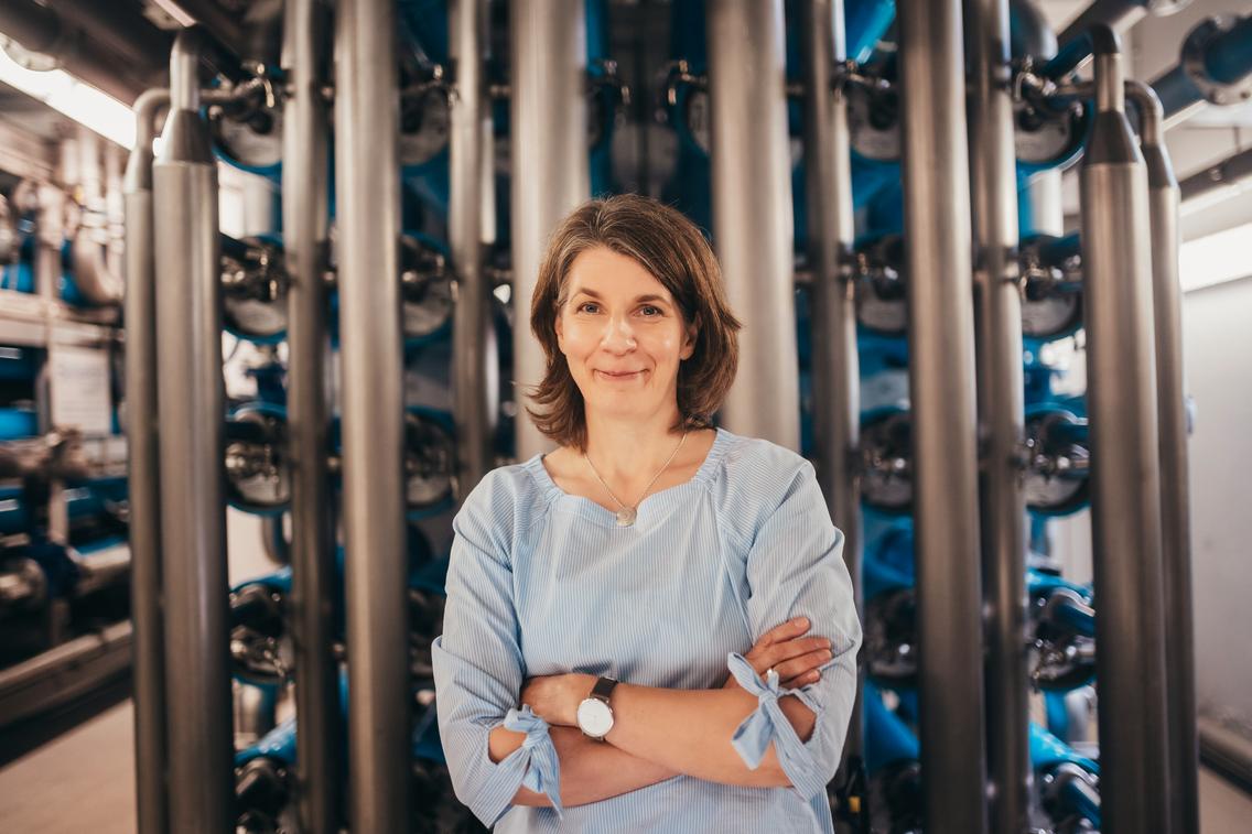 Christiane im Filterraum des Wasserwerkes der SWO Netz