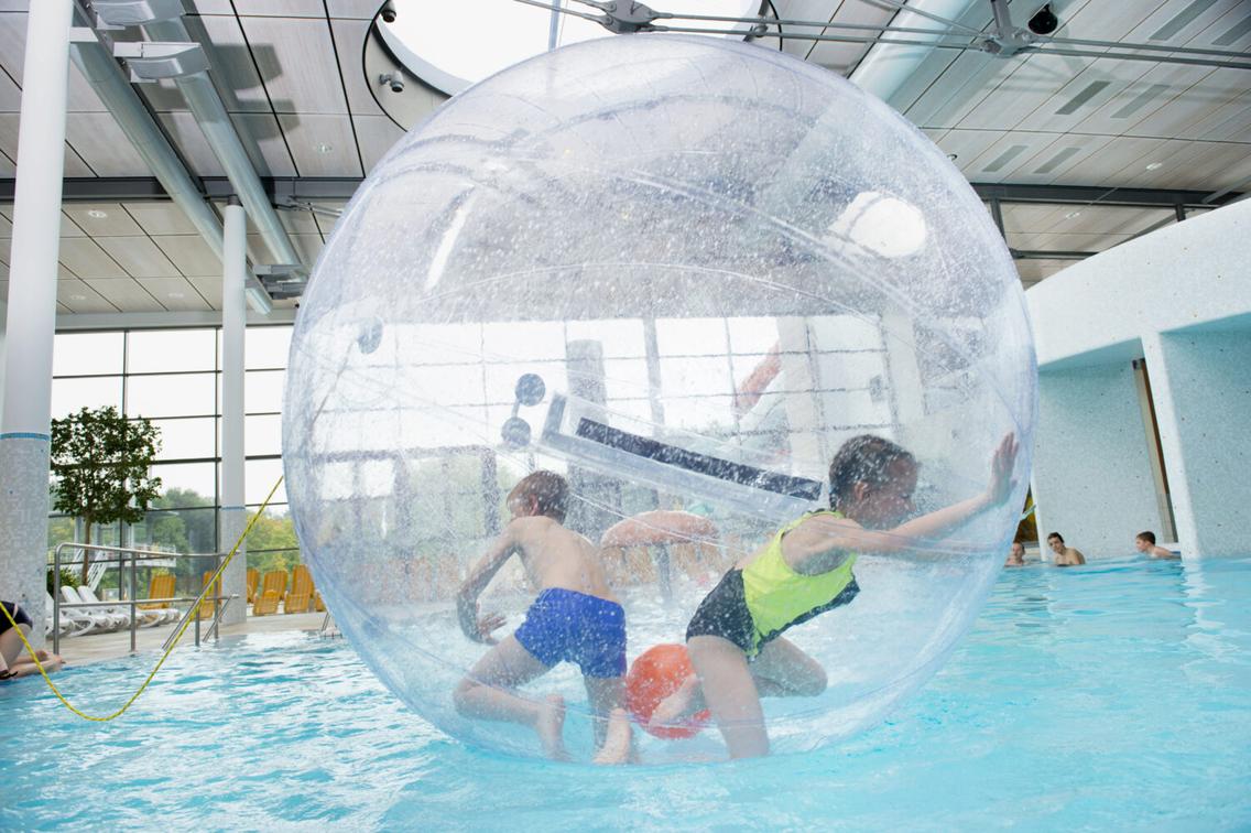 Kids spielen im Wasserball im Nettebad