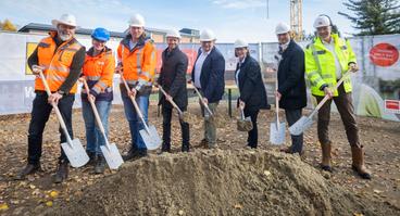 Spatenstich für den Hochbau am Wasserwerk Thiene: Unser Foto zeigt (v.l.) Oliver Renner (Beton- und Monierbau), Anne Westerfeld (CONSULAQUA), Christoph Miemietz (Projektleiter, SWO Netz), Nico Kuschel (Leiter Wasserwerke und Kläranlagen, SWO Netz), Tino Schmelzle (Geschäftsführer SWO Netz), Agnes Droste (Bürgermeisterin Alfhausen), Daniel Waschow (SWO-Vorstandsvorsitzender), Jens-Peter Zuther (Geschäftsführer Köster GmbH). 