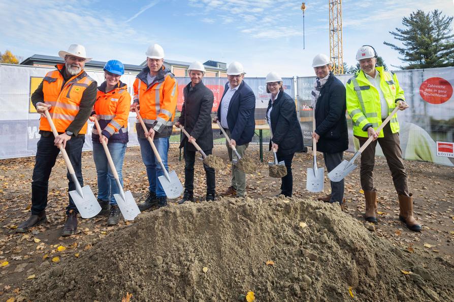Spatenstich für den Hochbau am Wasserwerk Thiene: Unser Foto zeigt (v.l.) Oliver Renner (Beton- und Monierbau), Anne Westerfeld (CONSULAQUA), Christoph Miemietz (Projektleiter, SWO Netz), Nico Kuschel (Leiter Wasserwerke und Kläranlagen, SWO Netz), Tino Schmelzle (Geschäftsführer SWO Netz), Agnes Droste (Bürgermeisterin Alfhausen), Daniel Waschow (SWO-Vorstandsvorsitzender), Jens-Peter Zuther (Geschäftsführer Köster GmbH). 