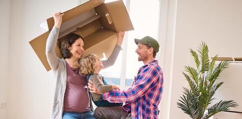 Junge Familie zieht in neue Wohnung ein