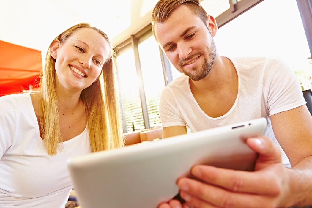 Pärchen am Tablet