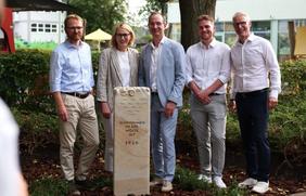Enthüllten gemeinsam die Jubiläumsstele im Moskaubad (v.l.n.r.) SWO-Finanzvorstand Dirk Eichholz, Oberbürgermeisterin Katharina Pötter, SWO-Vorstandsvorsitzender Daniel Waschow, Moskaubad-Leiter Kenneth Fischer und Bäderchef Torsten Krier. 